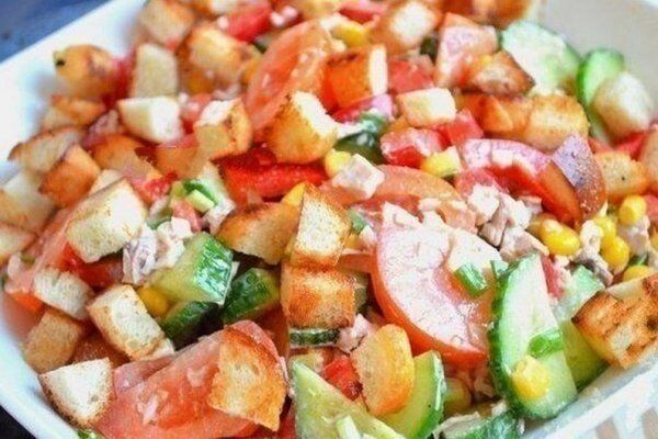 Салат из овощей с курицей и сухариками Салат из овощей с курицей и сухариками