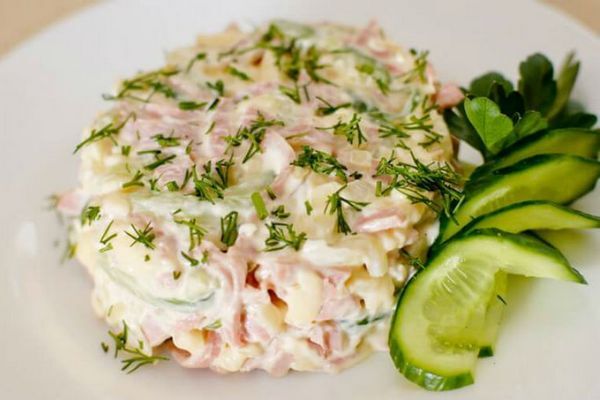 Простой салат с сыром и ветчиной Простой салат с сыром и ветчиной