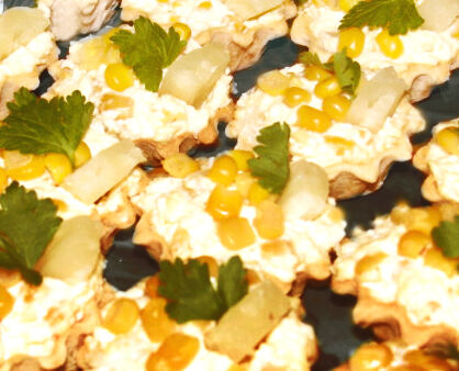 Салат с ананасами и кукурузой Салат с ананасами и кукурузой