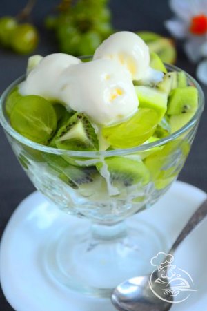 Салат с фруктами и мороженым Салат с фруктами и мороженым