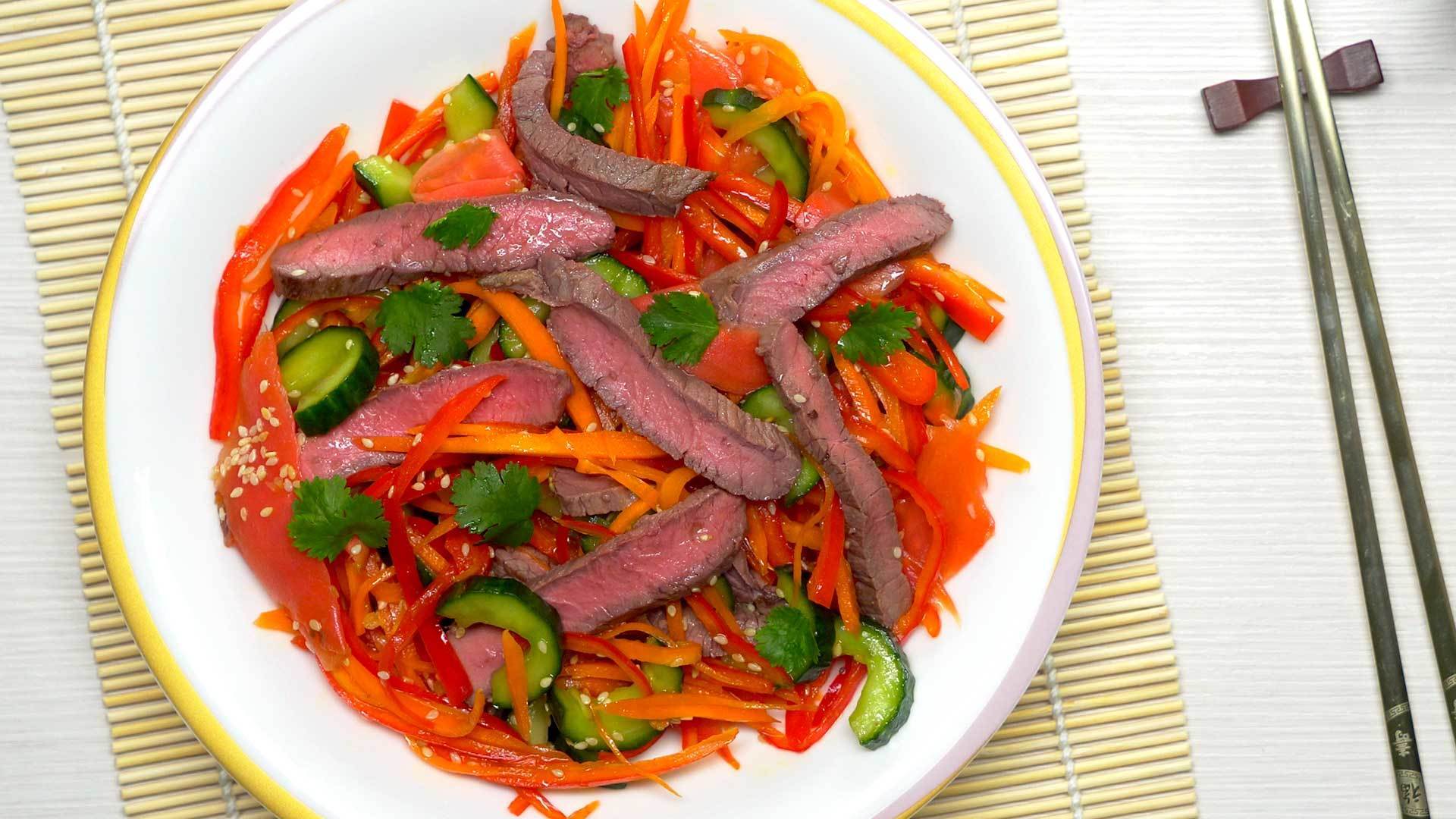 Корейский салат с говядиной и овощами Корейский салат с говядиной и овощами
