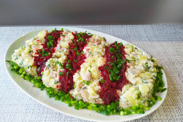 Салат со свеклой, сельдью и картофелем Салат со свеклой, сельдью и картофелем