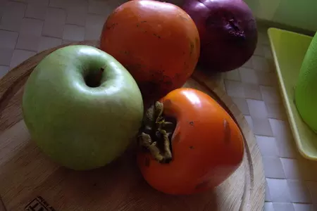 Фото: Яркий салат с хурмой и яблоками: шаг 1 Яркий салат с хурмой и яблоками: шаг 1