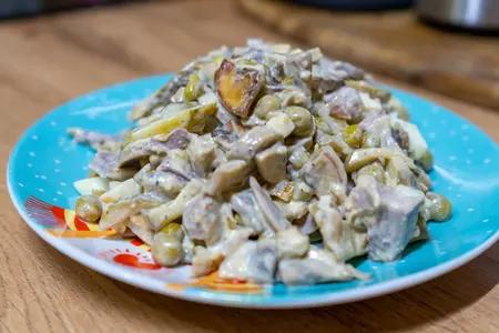 Салат с языком и грибами по рецепту Кулинарная семья