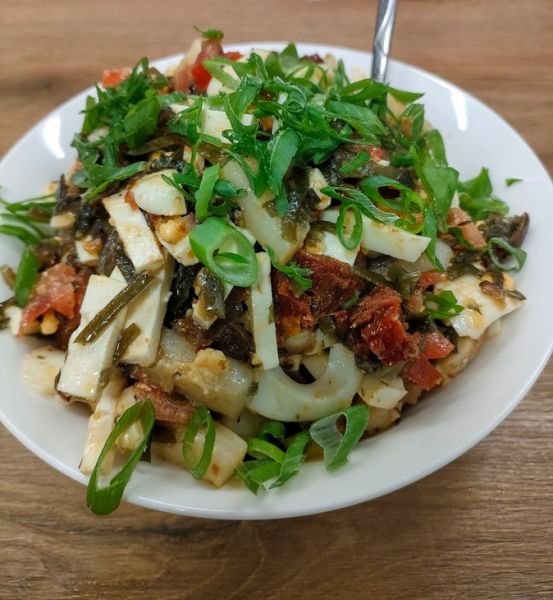 Салат с кальмарами и морской капустой