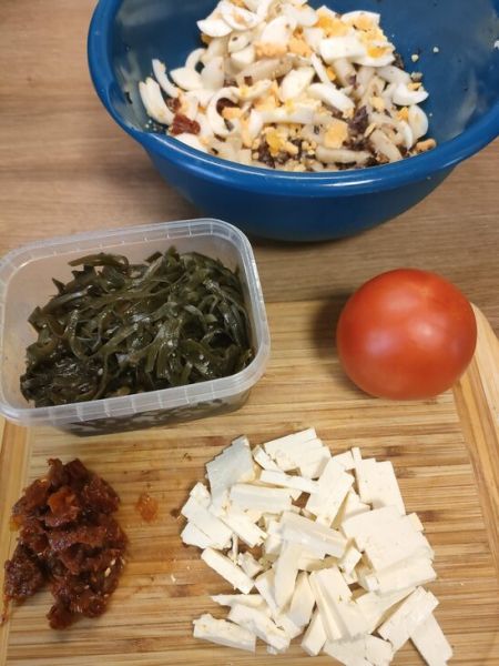 Салат с кальмарами и морской капустой
