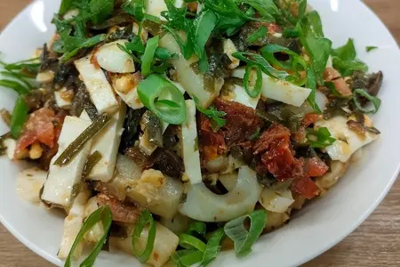 Салат с кальмарами и морской капустой