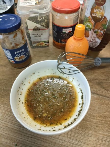 Салат с кальмарами и морской капустой