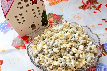 Салат с горошком и солеными огурцами